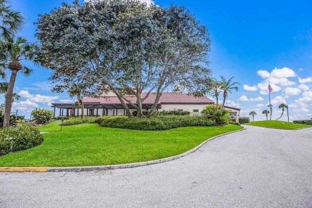 view of front of property featuring a front yard