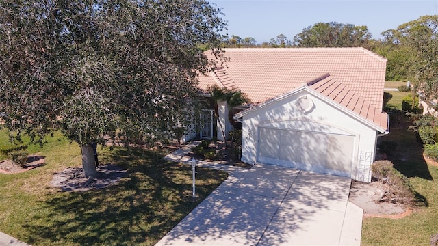 view of front of home featuring a garage and a front yard