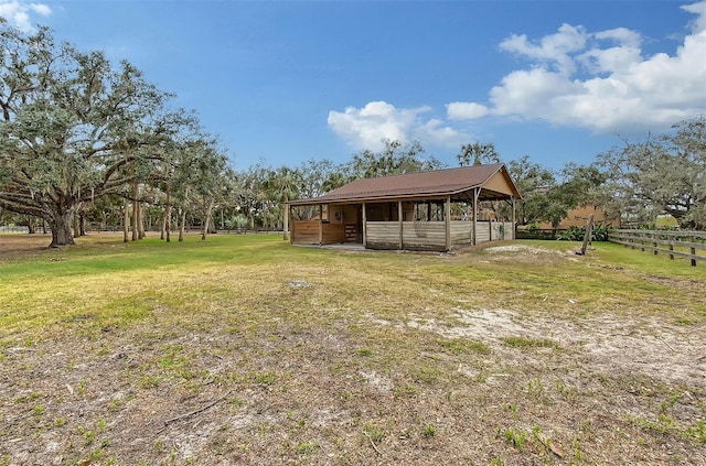 view of yard with an outdoor structure