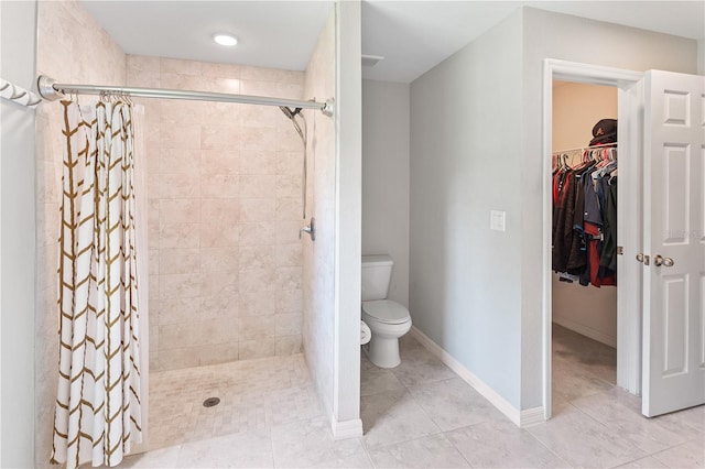 bathroom with a shower with shower curtain and toilet