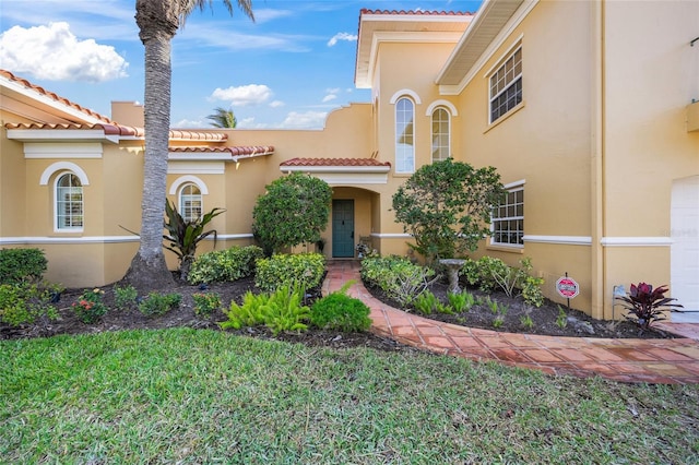 view of front of home featuring a front lawn