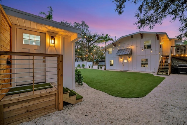 view of yard at dusk