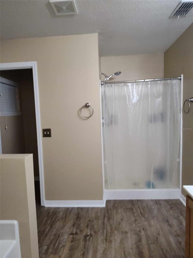 15900 SW 19th Avenue Rd, Ocala, FL 34473 - bathroom featuring a shower with curtain, wood finished floors, vanity, and a textured ceiling