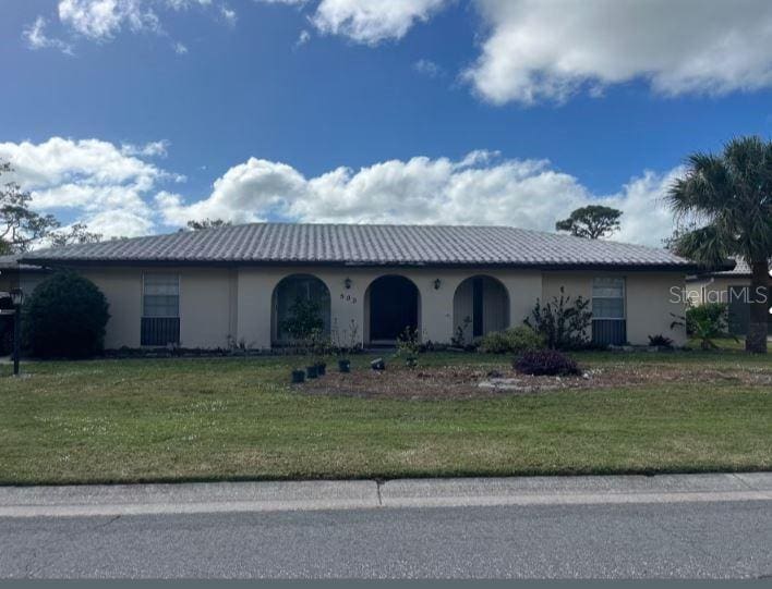 view of front facade featuring a front yard