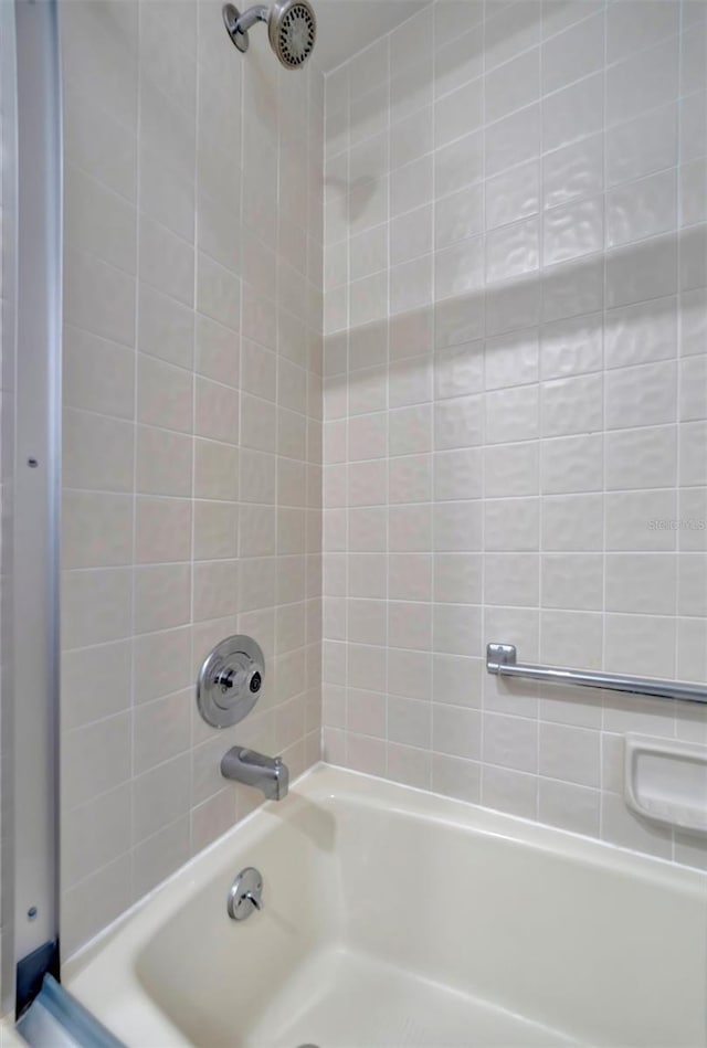 bathroom featuring tiled shower / bath combo