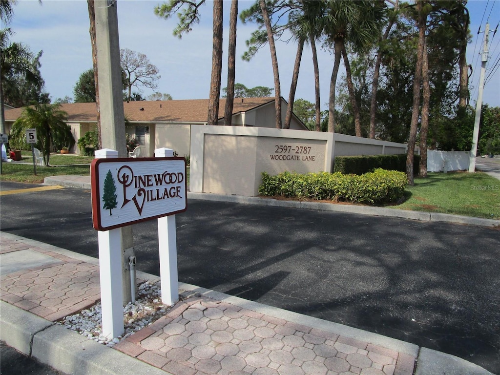 view of community / neighborhood sign