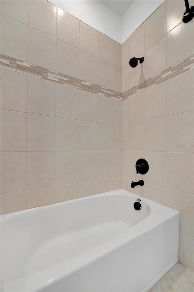 bathroom with tiled shower / bath combo