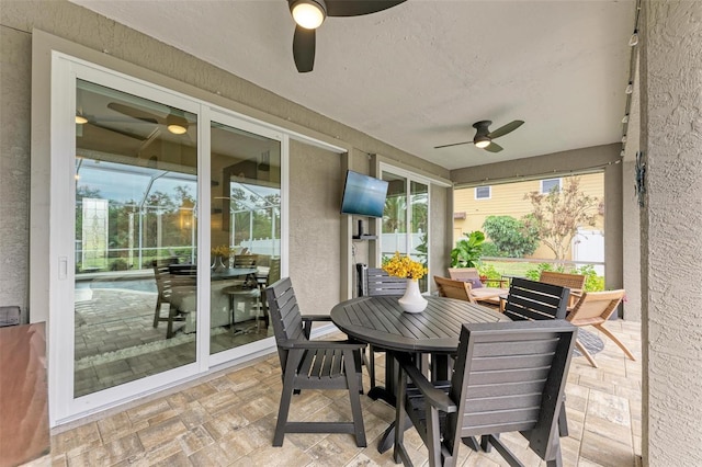 sunroom with ceiling fan