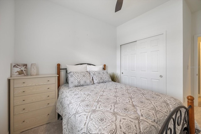 bedroom featuring carpet flooring, a ceiling fan, and a closet