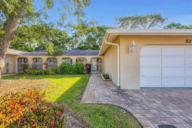 view of front facade featuring a front yard and a garage