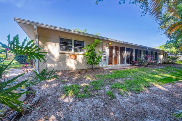 view of front of house featuring a front lawn