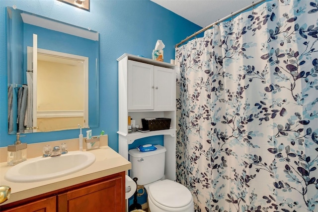 bathroom with a shower with curtain, vanity, and toilet