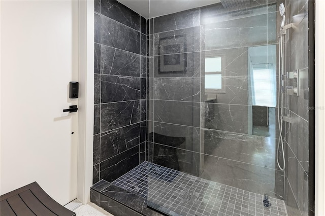 bathroom featuring a tile shower