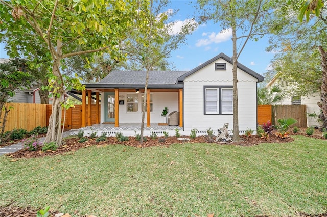 view of front of property featuring a front lawn and covered porch