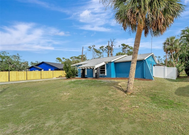 view of front of property featuring a front lawn