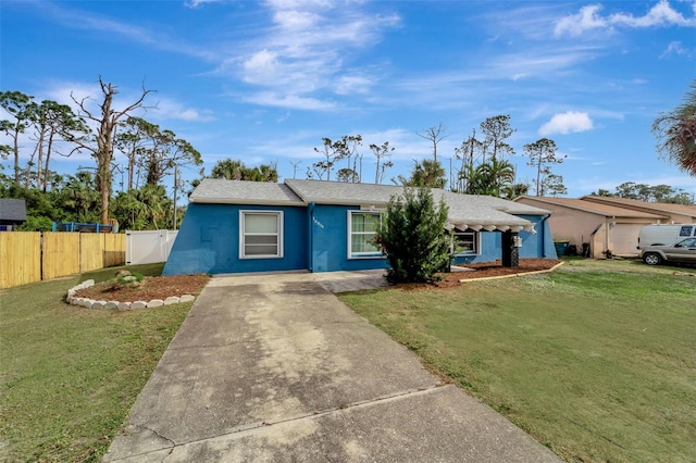 single story home with a front yard