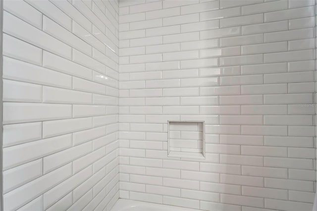 bathroom featuring tiled shower / bath combo