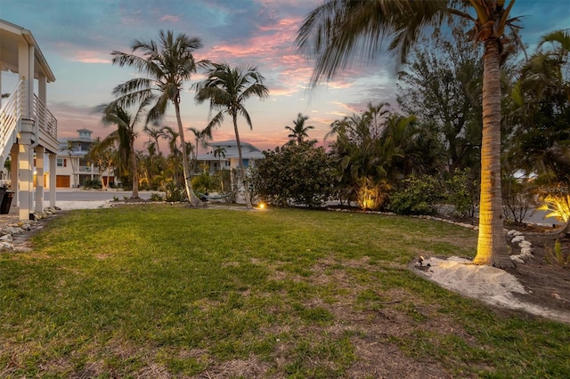 view of yard at dusk