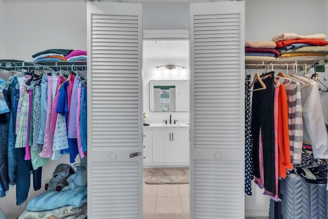 closet with sink