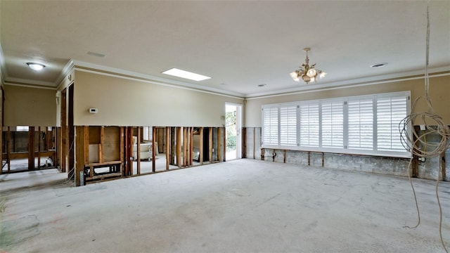 spare room with crown molding and a chandelier