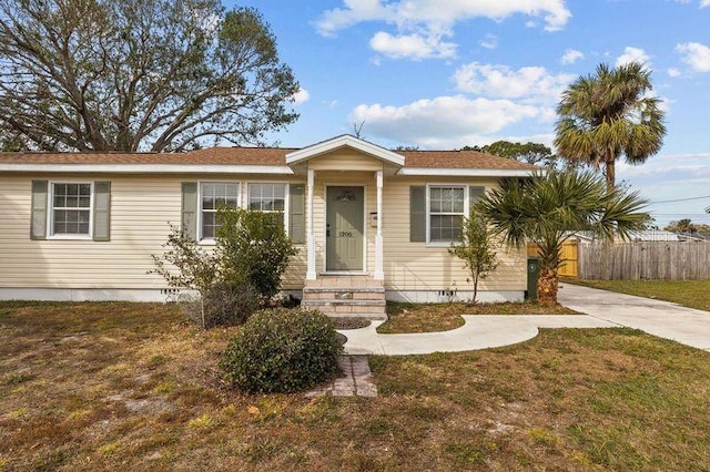 view of front facade featuring a front yard