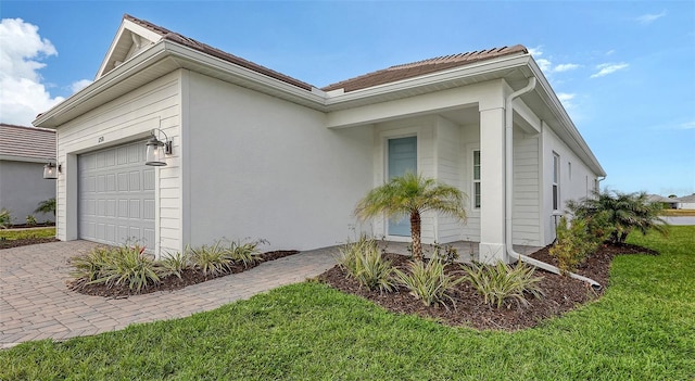 view of front of property featuring a front lawn and a garage