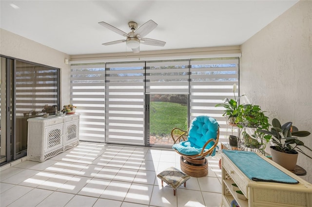 sunroom with ceiling fan