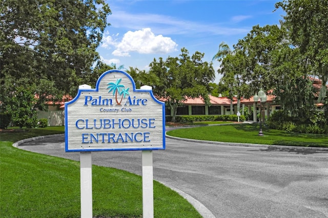 community sign featuring a yard