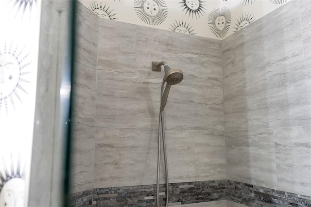 interior details with a tile shower