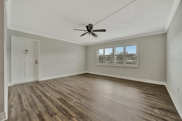 empty room featuring ceiling fan and ornamental molding