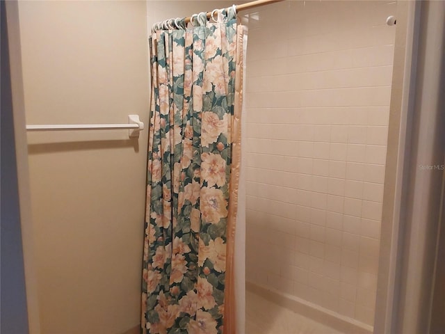 bathroom featuring curtained shower