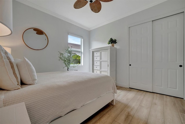 bedroom with ceiling fan, a closet, ornamental molding, and light hardwood / wood-style flooring