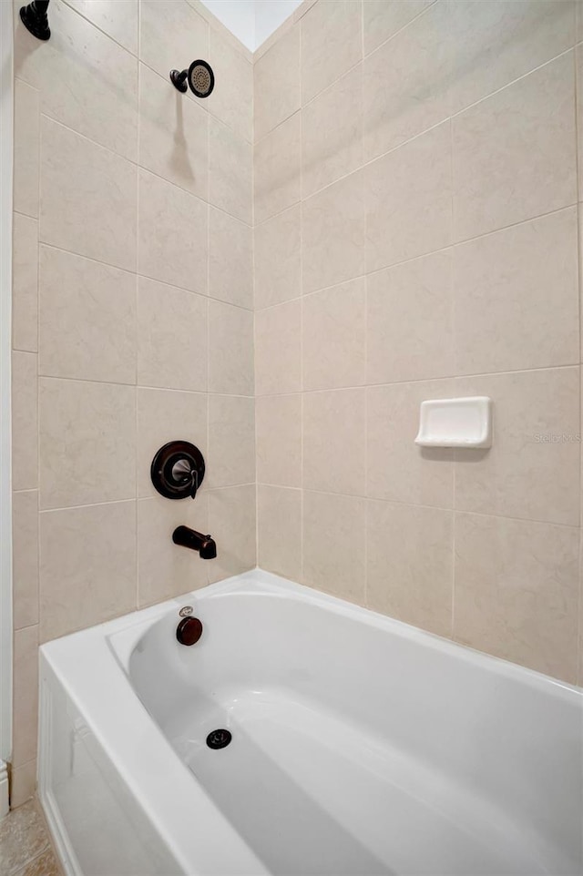 bathroom with tiled shower / bath combo