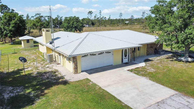 view of front facade featuring a front lawn and a garage