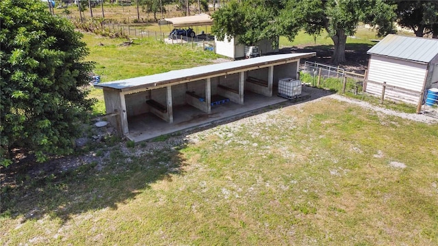 view of yard featuring an outbuilding