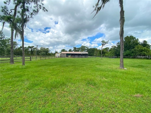 view of yard featuring a rural view