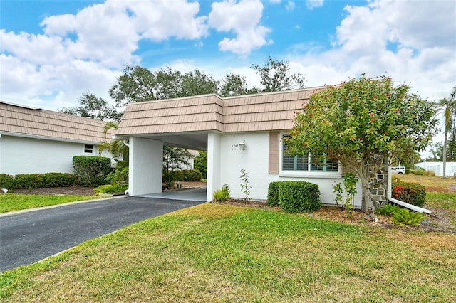 view of front of property featuring a carport and a front yard