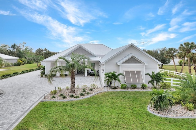 view of front facade featuring a front yard