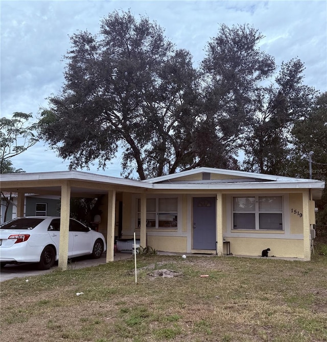 view of front of house featuring a front yard and a carport