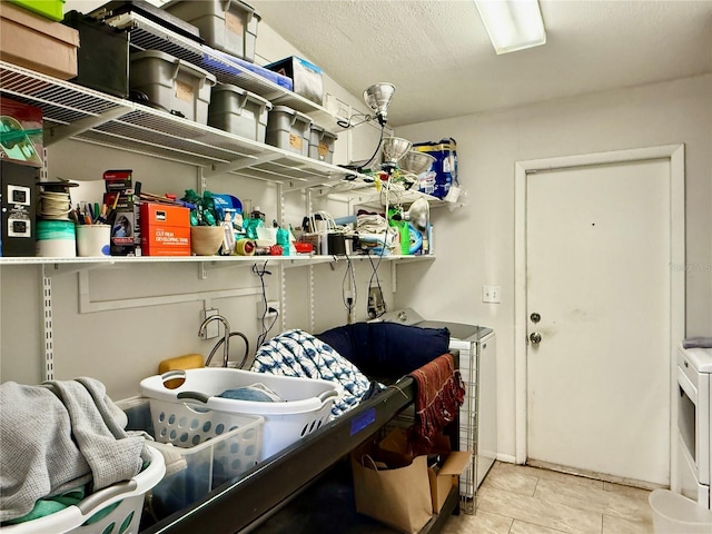 laundry room featuring light tile patterned flooring and washer and clothes dryer