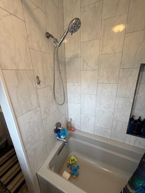 bathroom with tiled shower / bath