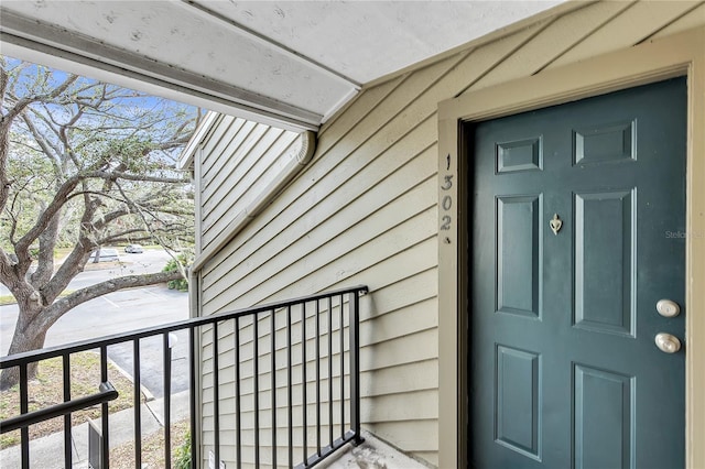 entrance to property featuring a balcony