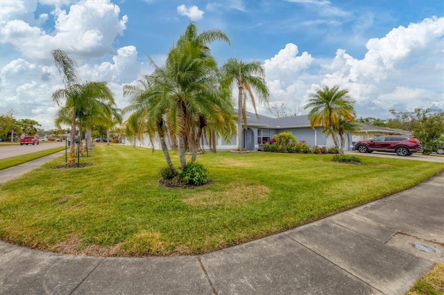 view of front of property featuring a front yard