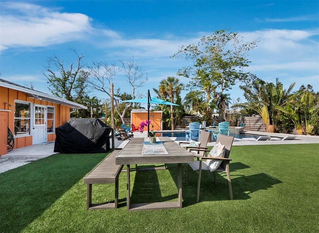 view of yard with a storage shed