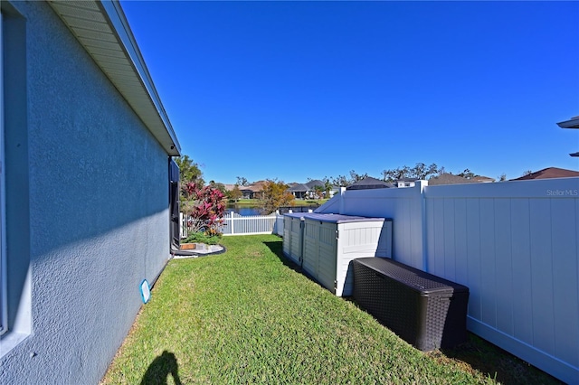 view of yard featuring a water view