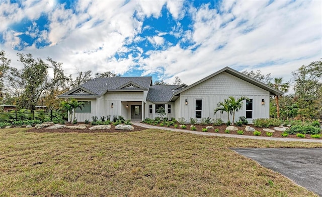 view of front facade featuring a front yard