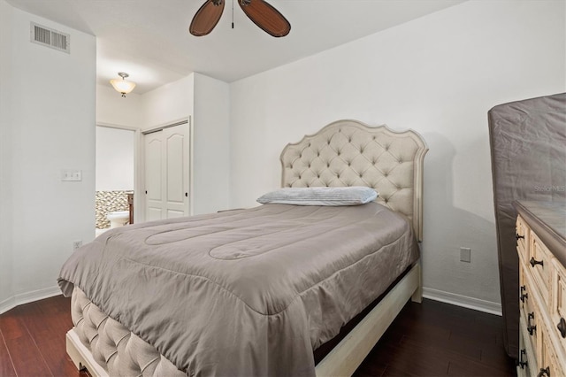 bedroom with ceiling fan, dark hardwood / wood-style floors, and a closet