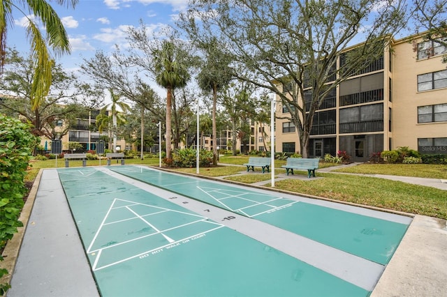 view of property's community featuring a lawn