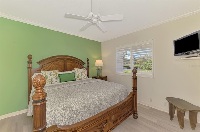 bedroom featuring light wood-style floors, baseboards, ornamental molding, and ceiling fan