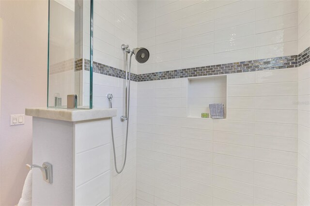 full bathroom featuring tiled shower